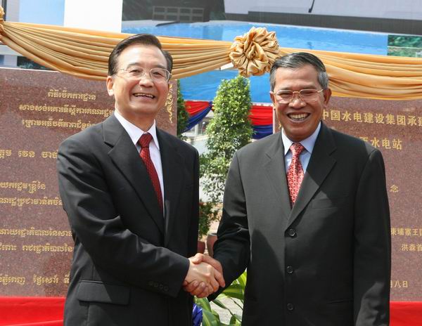 4月8日,國務(wù)院總理溫家寶在金邊和柬埔寨首相洪森舉行會(huì)談后出席柬埔寨甘再水電站象征性開工儀式。.jpg